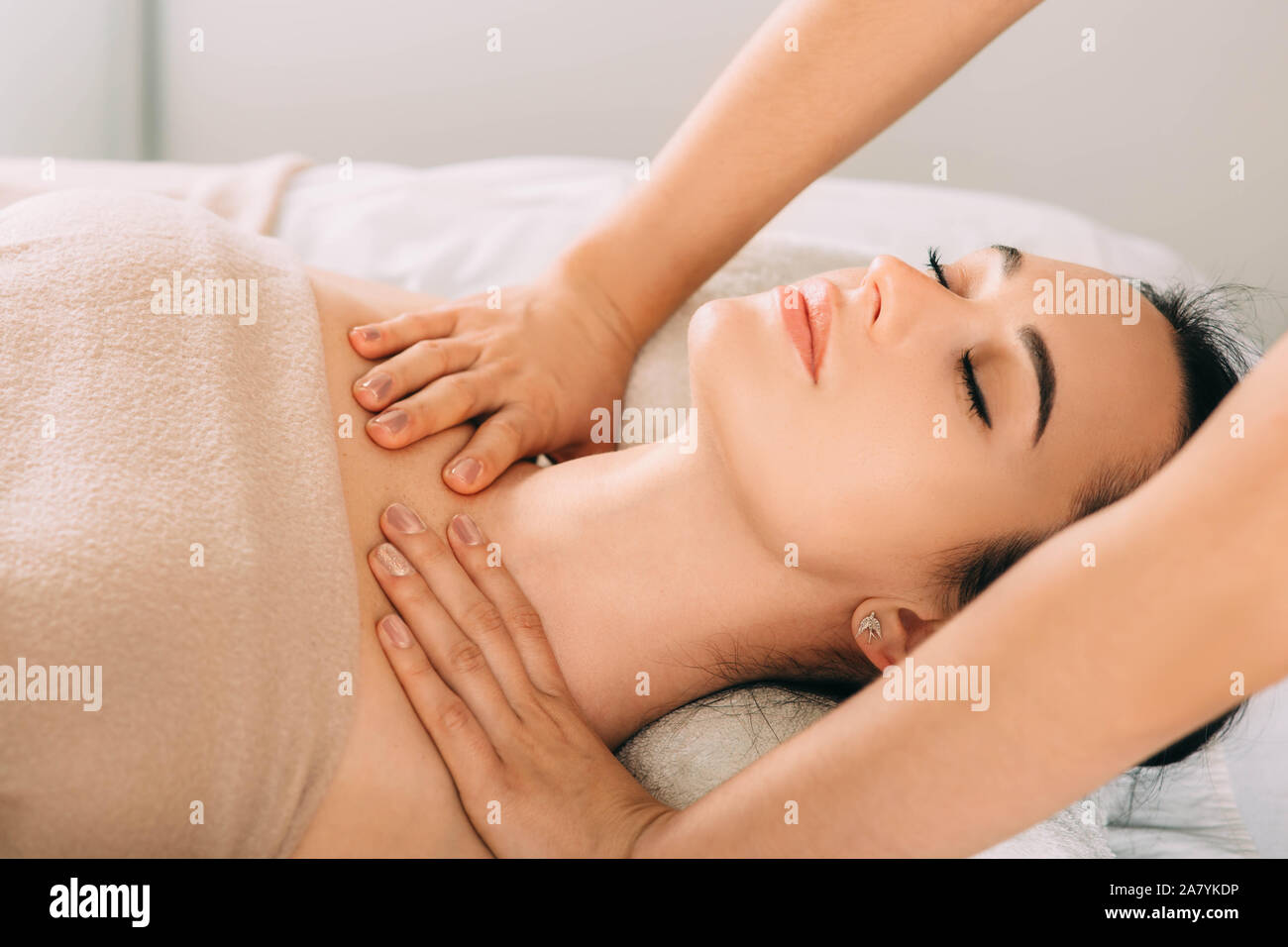 Brunette donna rilassante durante il trattamento termale . Lei ricevere massaggio relax mentre spa weekend Foto Stock