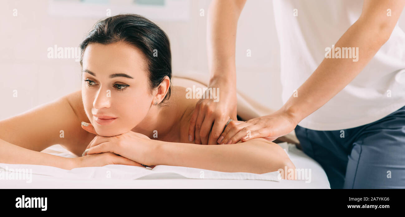 Brunette donna rilassante durante il trattamento termale . Lei ricevere massaggio relax mentre spa weekend Foto Stock