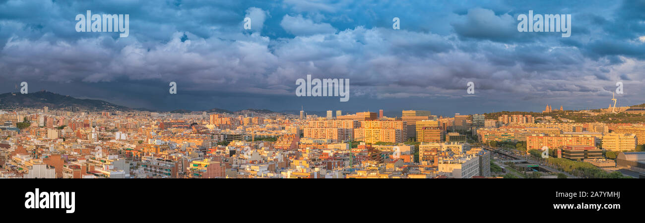 Cartolina di Barcellona. Panorama di Montjuïc, MNAC e GranVia2 in catalano la capitale. Foto Stock