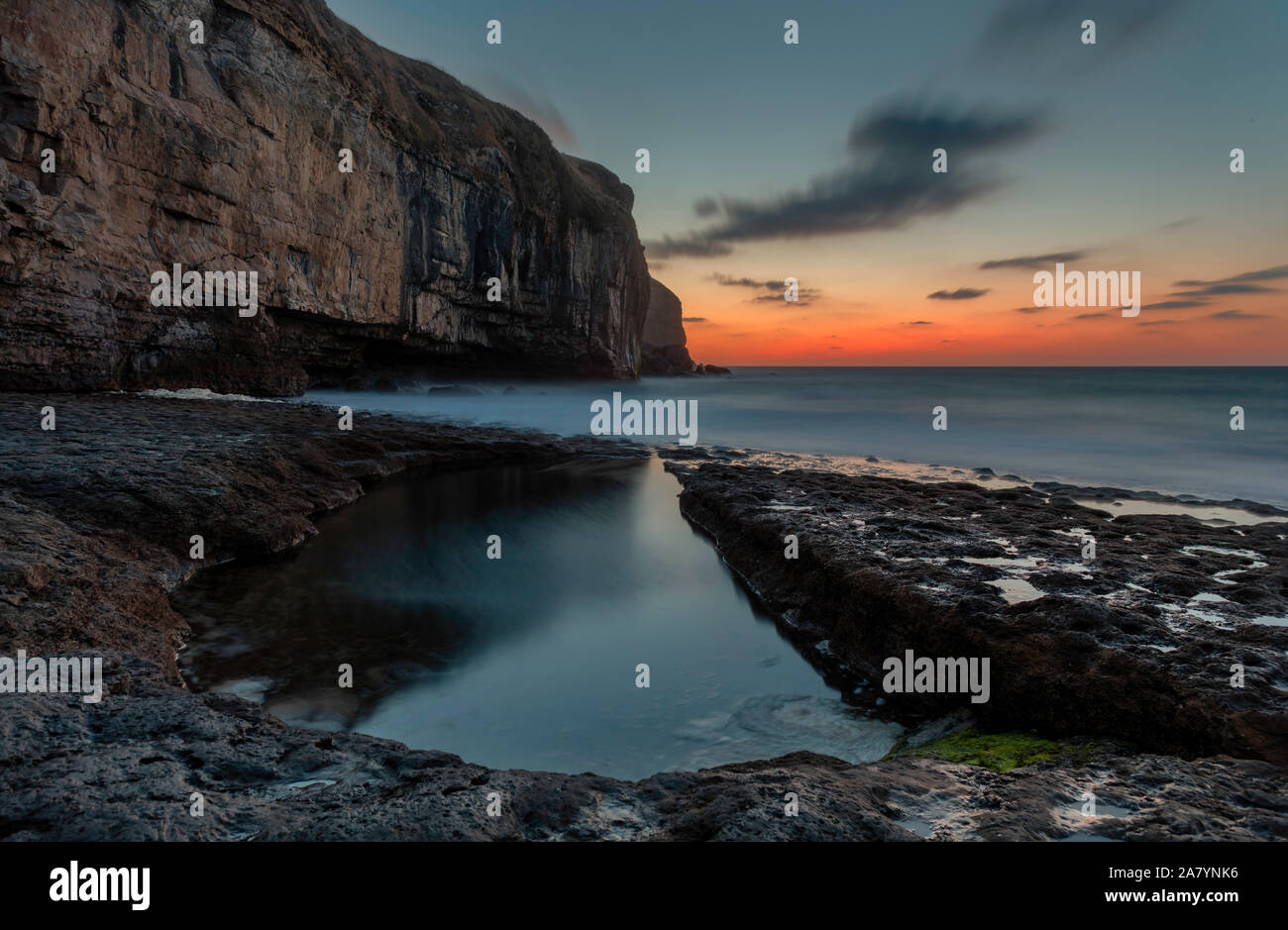 Langton Matravers Dorset Inghilterra drammatico scenario scogliera a Dancing Ledge, su Dorset bello Jurassic Coast. Foto Stock