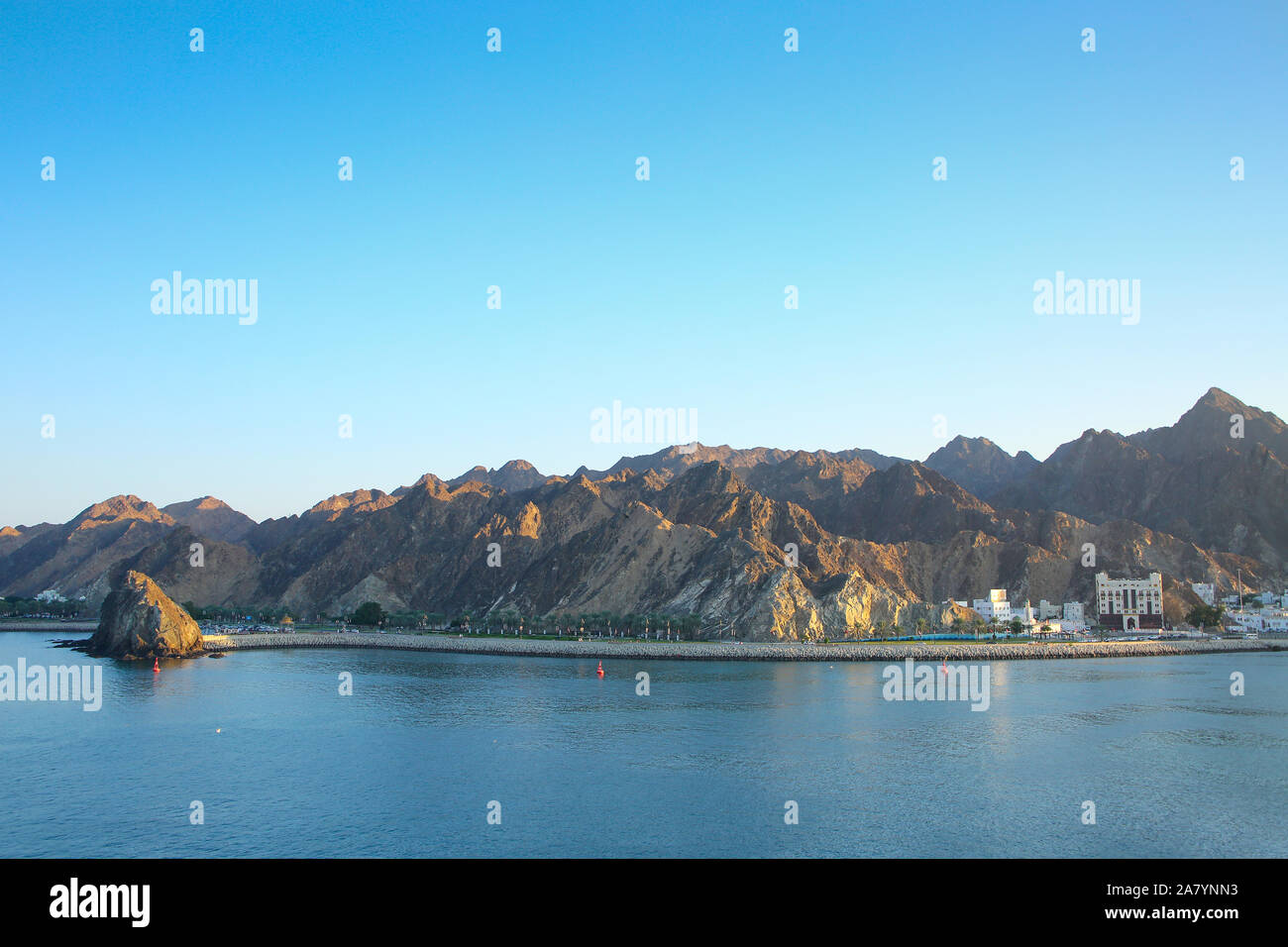 Costa rocciosa circondata da montagne man mano che si avvicina la città di Muscat Oman, Medio Oriente. Foto Stock