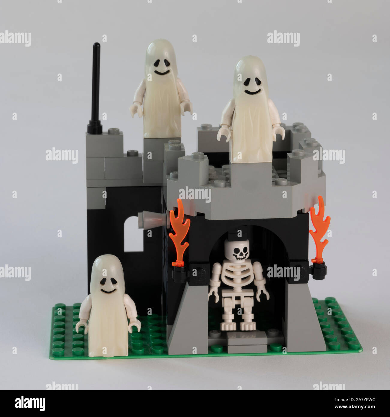 Lego fantasmi e lo scheletro in castello per Halloween. Foto Stock