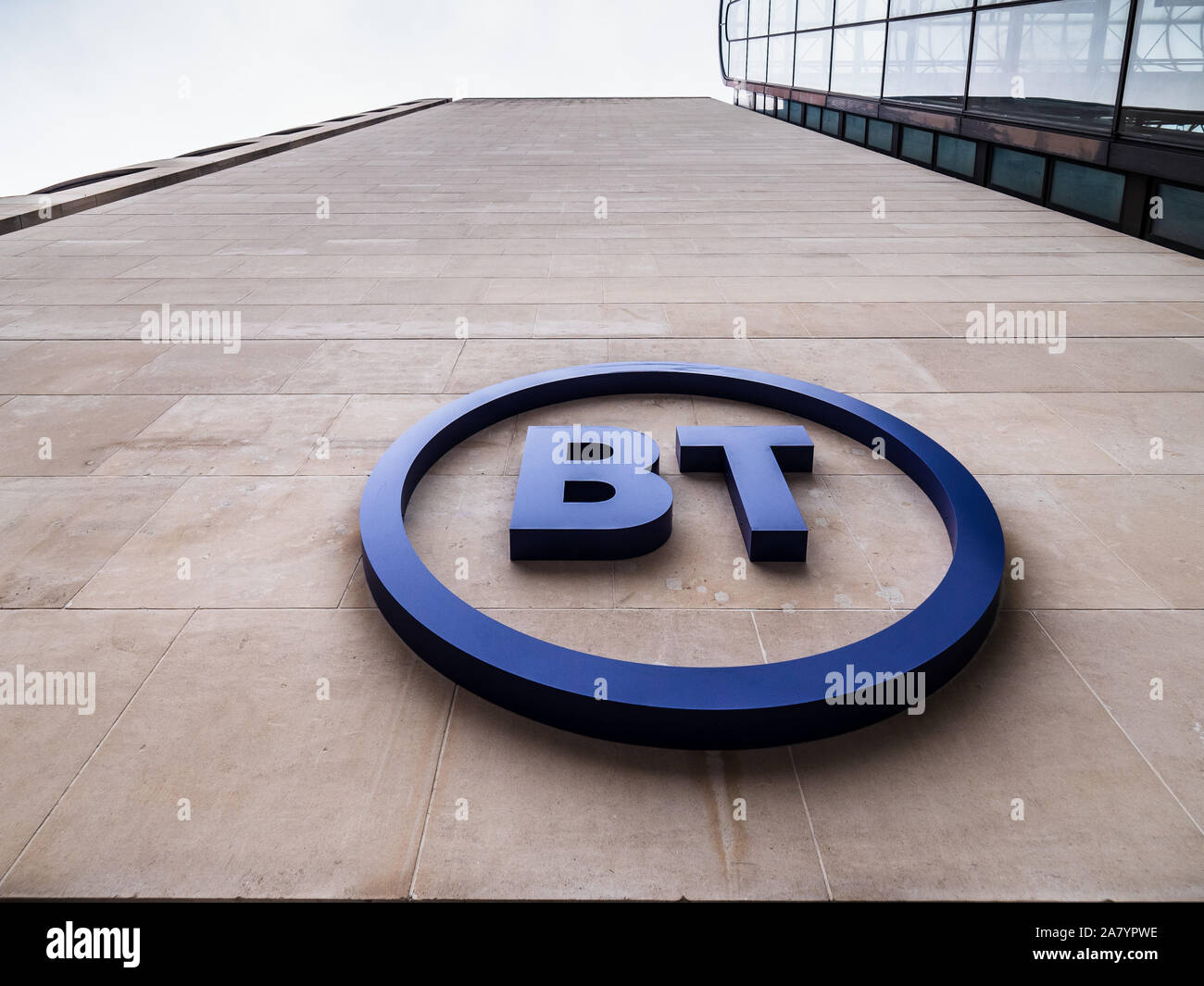 BT - Sede - BT 2019 Logo Aziendale & segno al di fuori del BT Plc Sede nel centro di BT, 81 Newgate Street nella città di Londra. BT Nuovo Logo Foto Stock