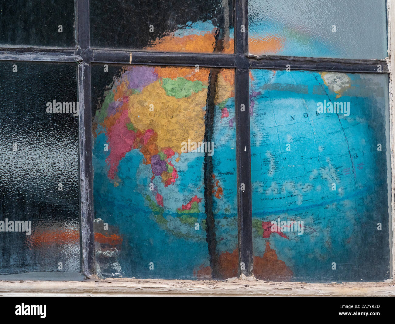 Scuola globo accanto a una finestra in aula Foto Stock