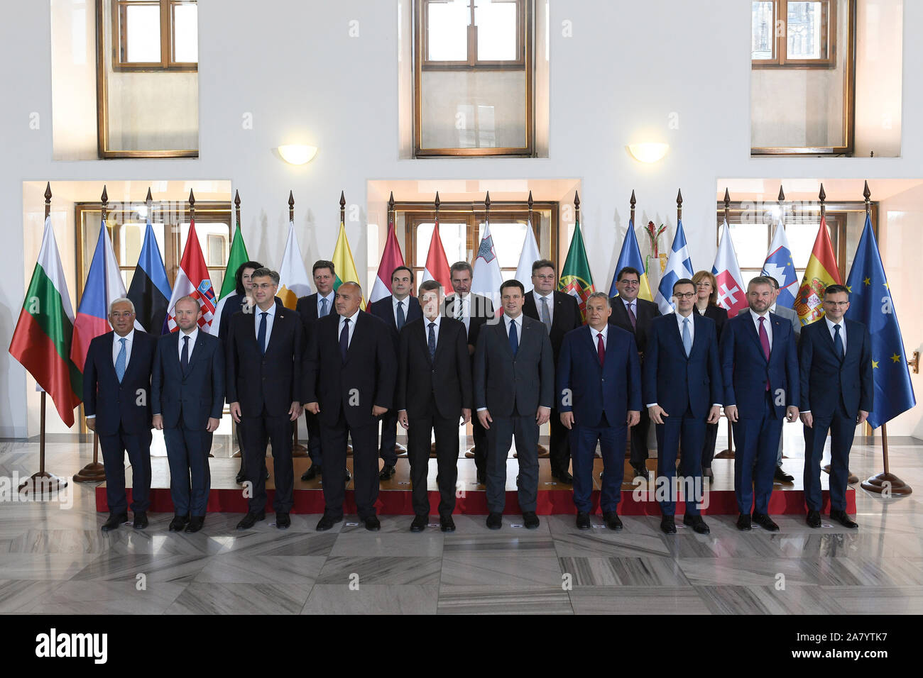 Praga, Repubblica Ceca. 05 Nov, 2019. Primi Ministri L-R in prima fila Antonio Costa (Portogallo), Giuseppe MOSCATO (Malta), Andrej Plenkovic (Croazia), Boyko Borisov (Bulgaria), Andrej Babis (Repubblica Ceca), Juri Ratas (Finlandia), Mateusz Morawiecki (Polonia), Pietro Pellegrini (Slovacchia) e Marjan Sarec (Slovenia) posano per una foto di famiglia durante gli amici del vertice di coesione, cui hanno partecipato i rappresentanti dei 16 Stati membri dell'UE, il 5 novembre 2019, a Praga, Repubblica Ceca. Credito: Katerina Sulova/CTK foto/Alamy Live News Foto Stock