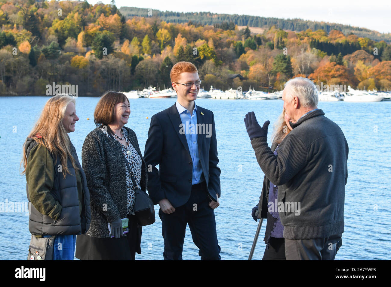 Balloch, Loch Lomond Scozia, Regno Unito. 5 Novembre, 2019. Verdi scozzese Scozia occidentale MSP Ross Greer unita locale "No Flamingo Terra' gli attivisti in occasione di una visita a Loch Lomond oggi prima di condurre una discussione sulla sua salvare Loch Lomond campagna nel parlamento scozzese più tardi di oggi. La campagna in corso ha portato a un record di scozzese di oltre 57.000 obiezioni in merito a una proposta di Flamingo Land Development Credit: Kay Roxby/Alamy Live News Foto Stock