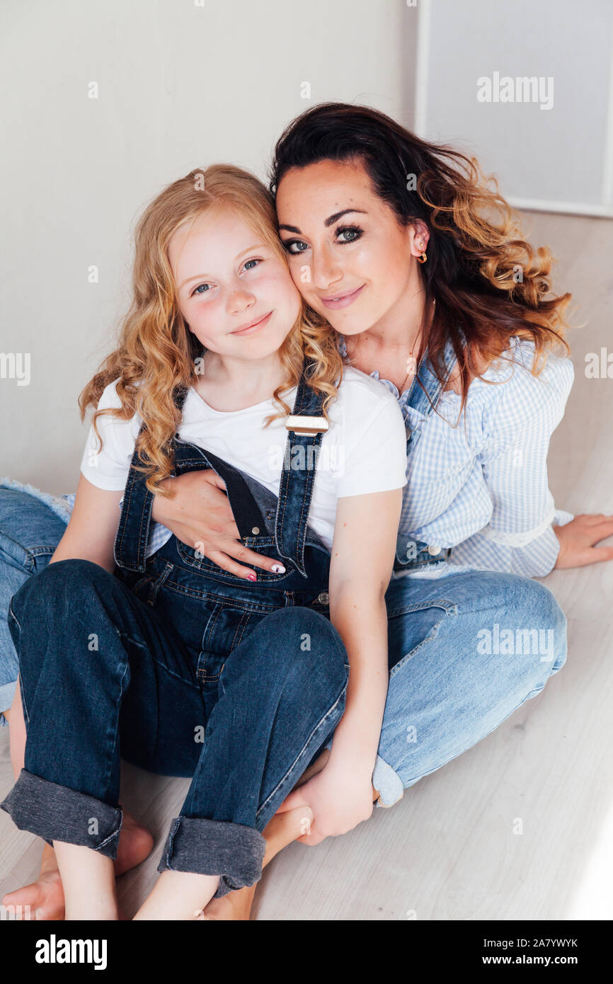 Ritratto di un bellissimo quartiere alla moda di mamma e figlia di amore  familiare Foto stock - Alamy