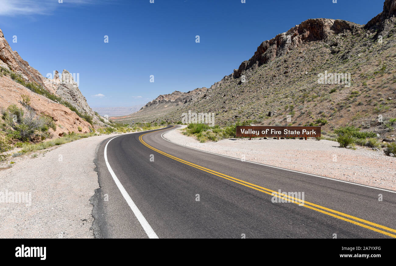 La Valle del Fuoco stato segno di parcheggio lungo un deserto strada panoramica, California, Stati Uniti d'America. Foto Stock