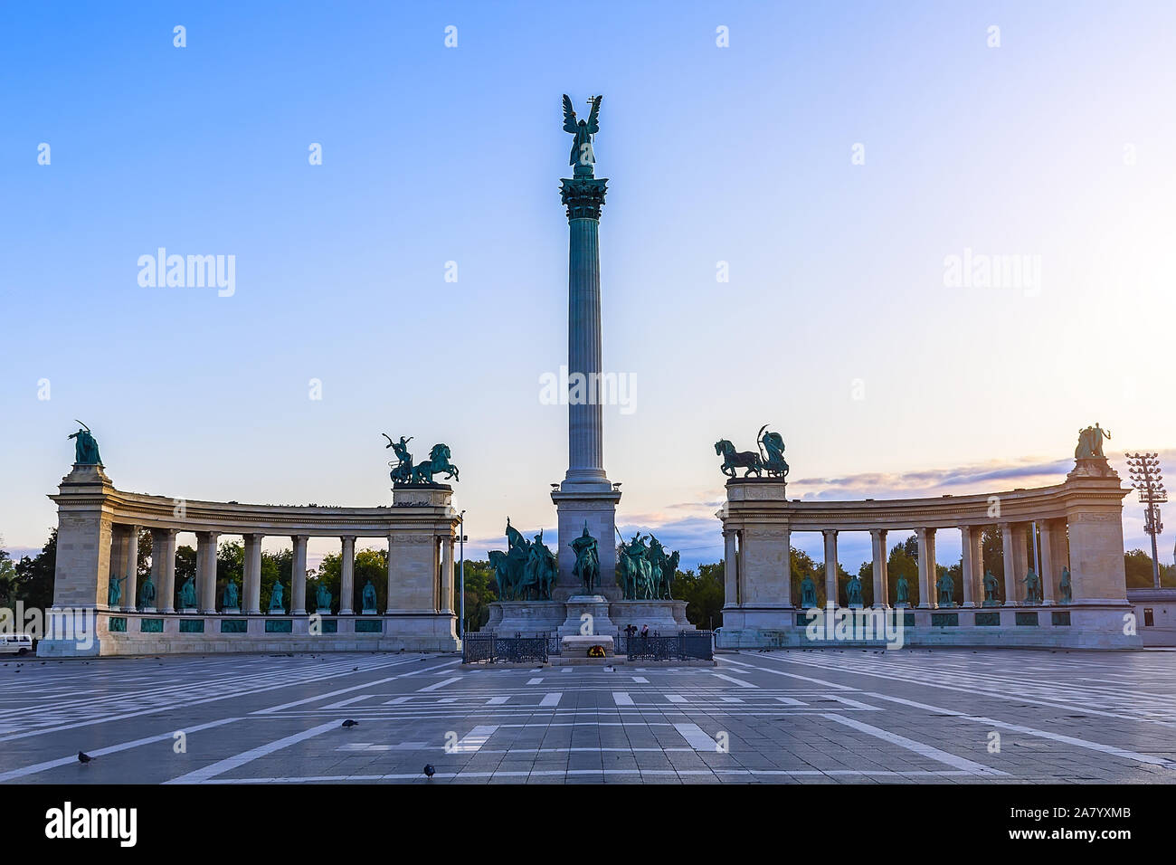 La bellissima città di Budapest, una splendida vista della Piazza degli Eroi, al centro del quale è un monumento per il nuovo millennio Foto Stock