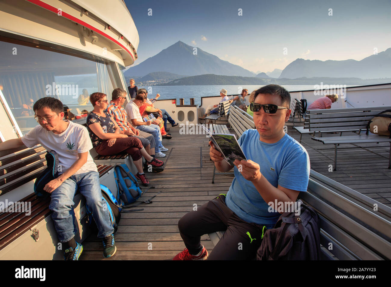 I turisti su una nave da crociera attraverso il lago di Thun, Svizzera Foto Stock