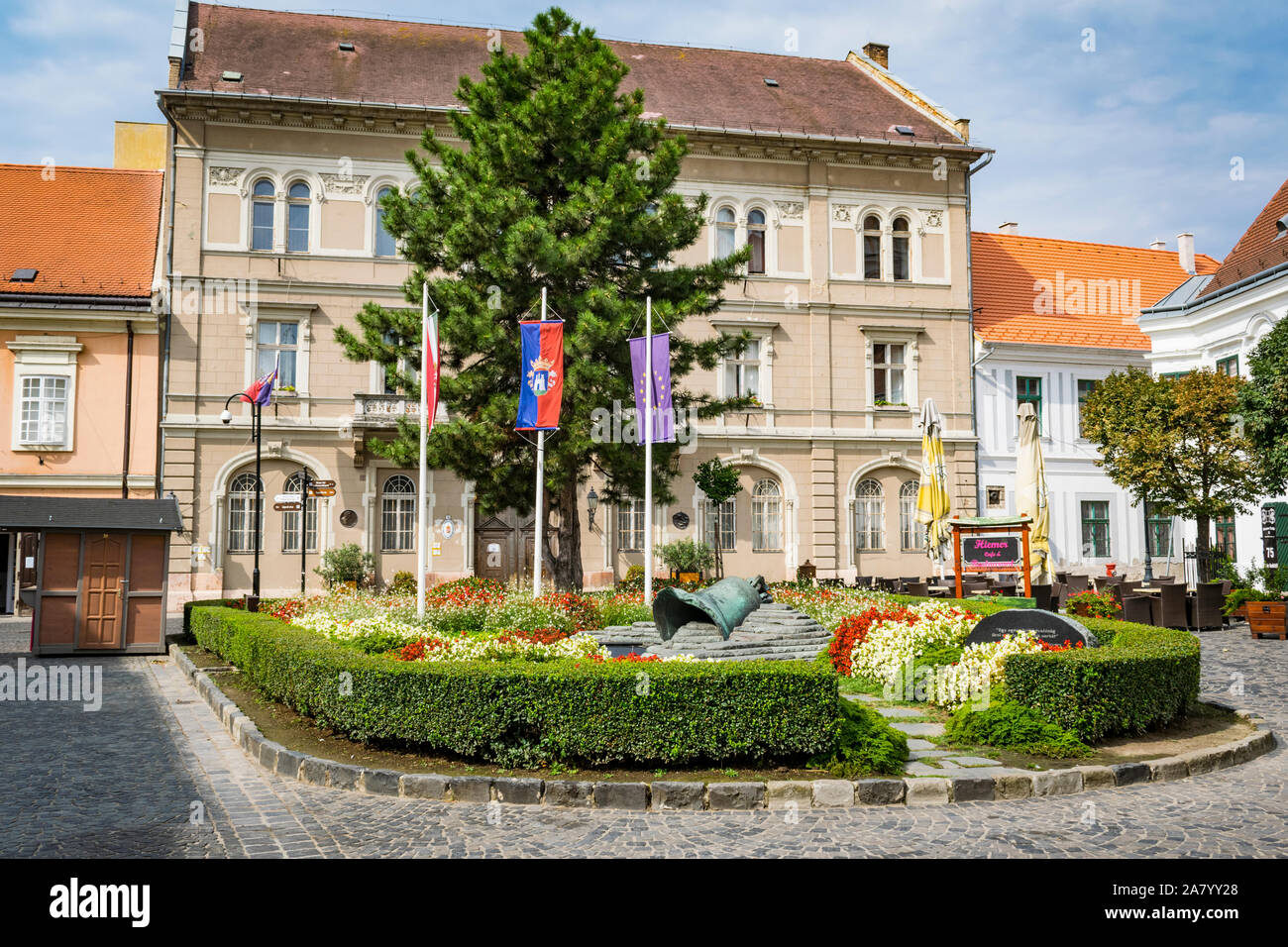 Il Memoriale della Seconda guerra mondiale la Maria Lugossy la campana e giardino nella storica città di Szekesfehervar, Ungheria Foto Stock