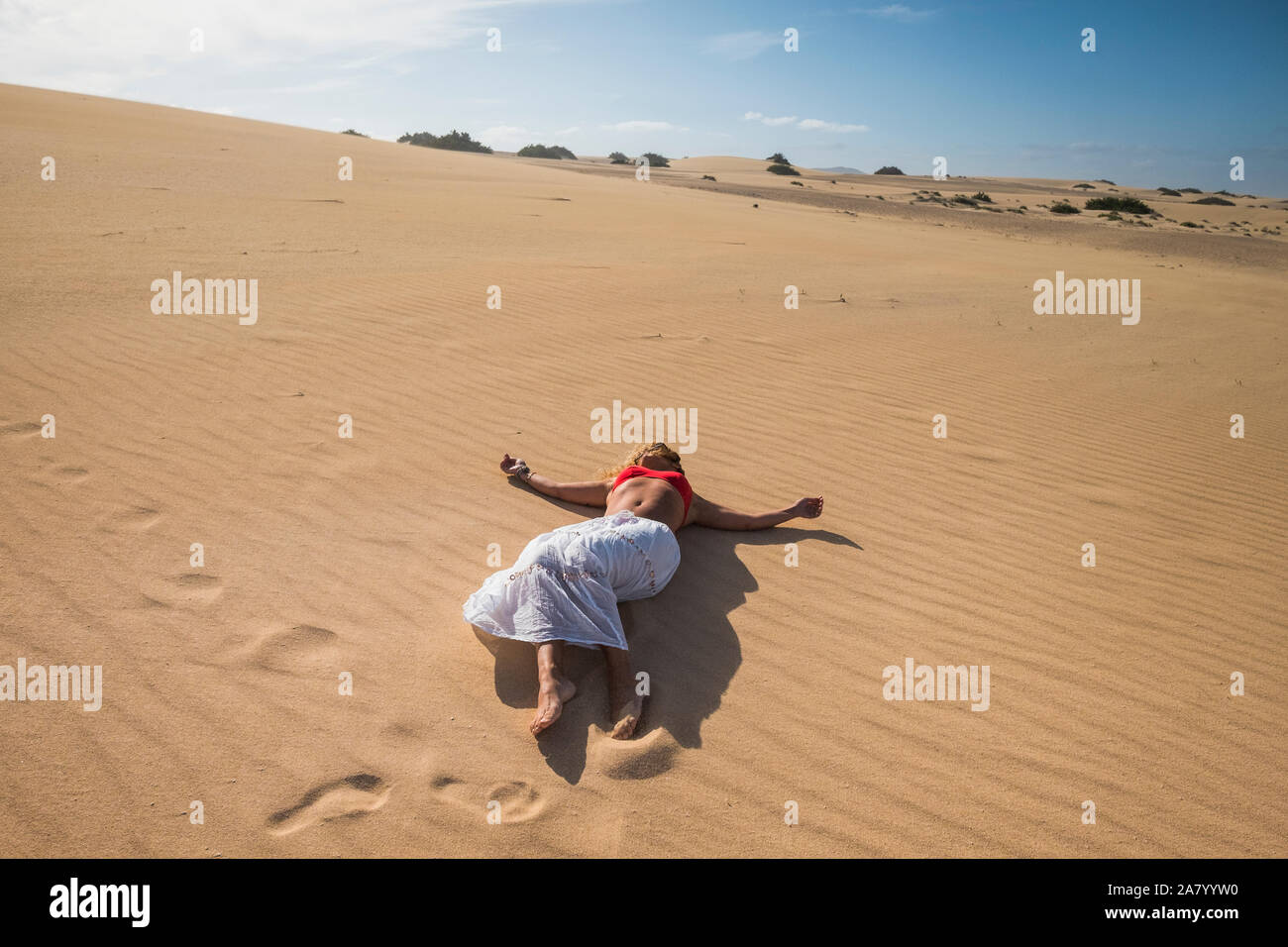 Le persone che si godono la vacanza e. tempo libero. attività in appoggio a fissare il dune di sabbia del deserto park - donna in un momento di relax a. La spiaggia durante la stagione estiva Foto Stock