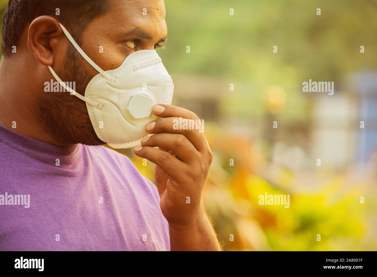 Uomo asiatico che indossa la maschera facciale a causa di inquinamento atmosferico - i giovani adulti sul parco con maschera di inquinamento - persona proteggere dalla contaminazione dell'aria da indossare Foto Stock