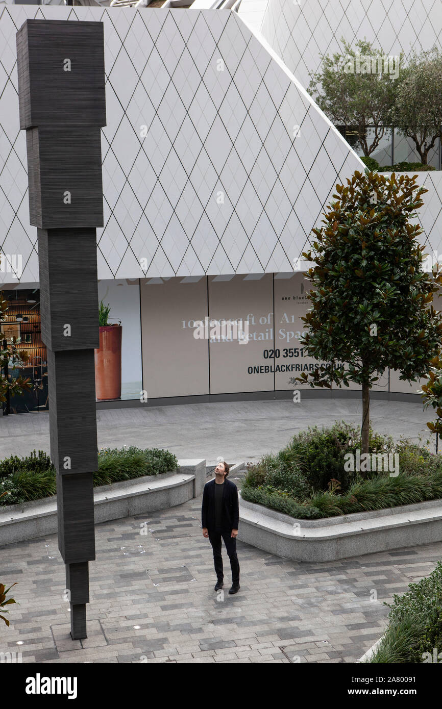 Artista Idris Khan ha presentato il suo nuovo pubblico scultura "65.000 fotografie' in corrispondenza di una Blackfriars sulla banca del sud. Cast in alluminio, il 8-metro tower rappresenta il numero di fotografie Khan ha preso negli ultimi sei anni, ma è solo una piccola frazione di 1,2 milioni presi ogni giorno a Londra da soli. Foto Stock