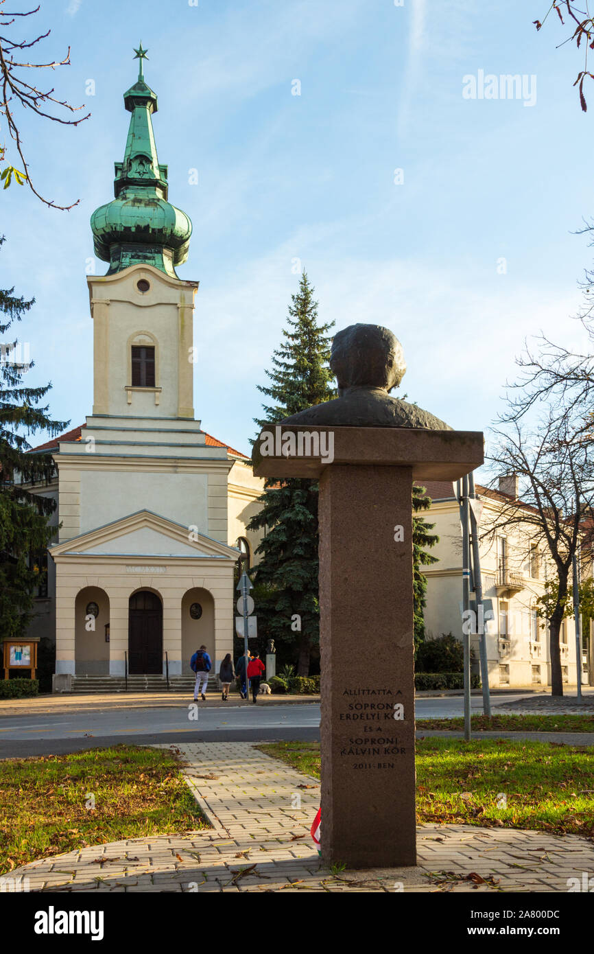 Steeple e cancello anteriore dei protestanti chiesa riformata (1929) con la statua di Andras Suto, Deak ter, Sopron, Ungheria Foto Stock