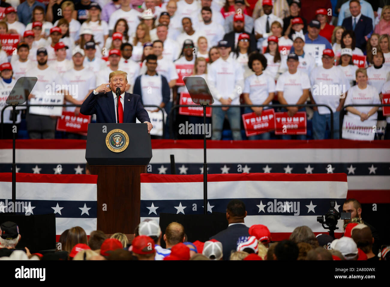 Il Presidente degli Stati Uniti, Trump parla durante un mantenere l'America grande rally alla Rupp Arena di Lexington. Foto Stock