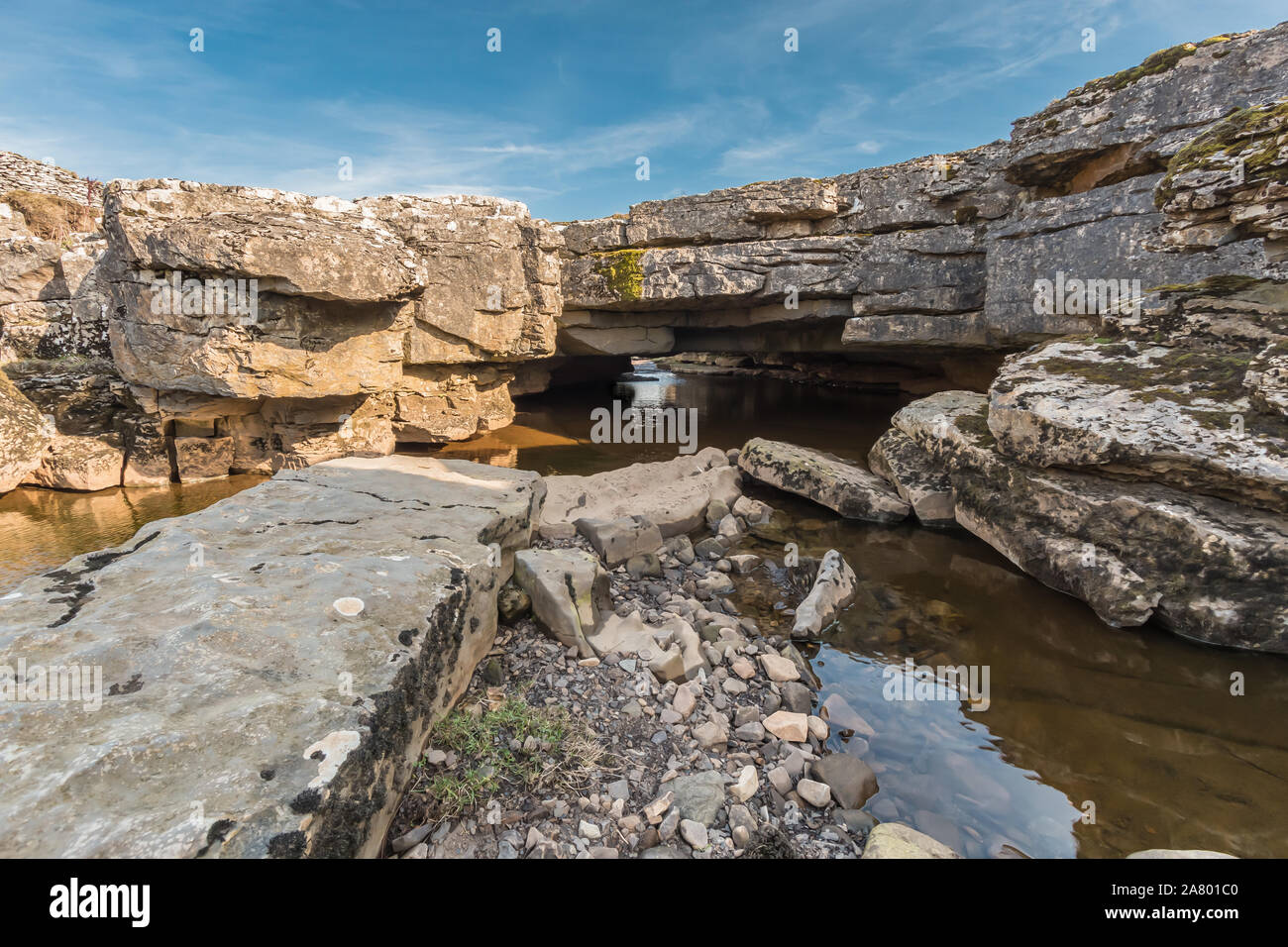 Dio - ponte di pietra calcarea naturale ponte sopra il fiume Greta, vicino Bowes, Teesdale. La Pennine Way a lunga distanza sentiero attraversa. Foto Stock