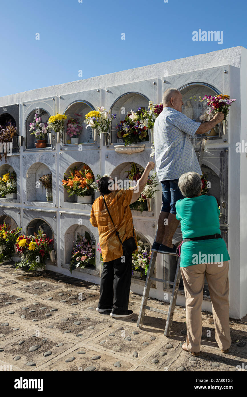 1 novembre 2019, il Giorno dei Morti giorno di tutti i santi, parenti decorano le tombe con omaggi floreali, Guia de Isora cematary Tenerife, Isole Canarie Foto Stock