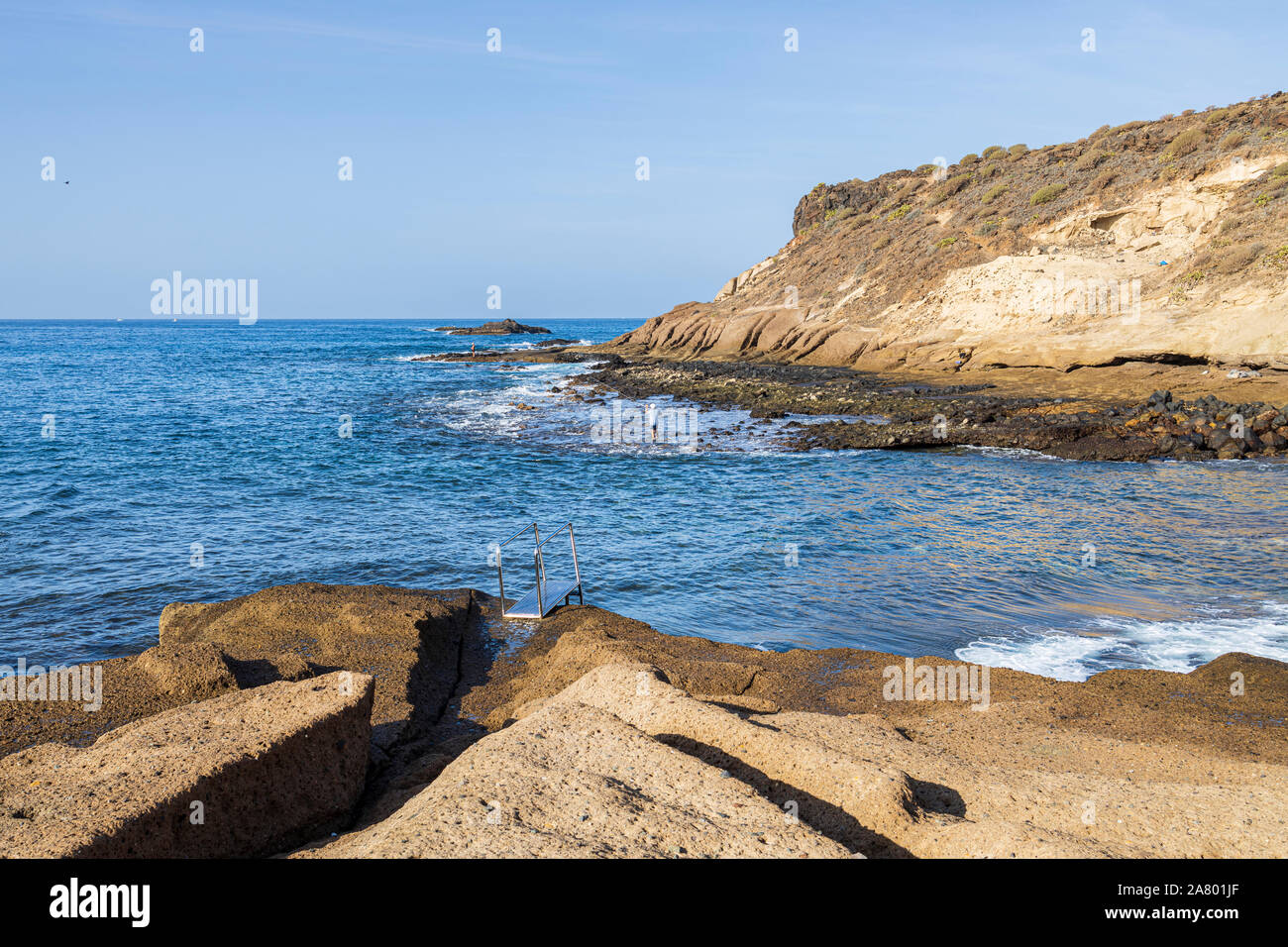 Pesca al largo le rocce nelle prime ore del mattino presso La Caleta, Costa Adeje, Tenerife, Isole Canarie, Spagna Foto Stock