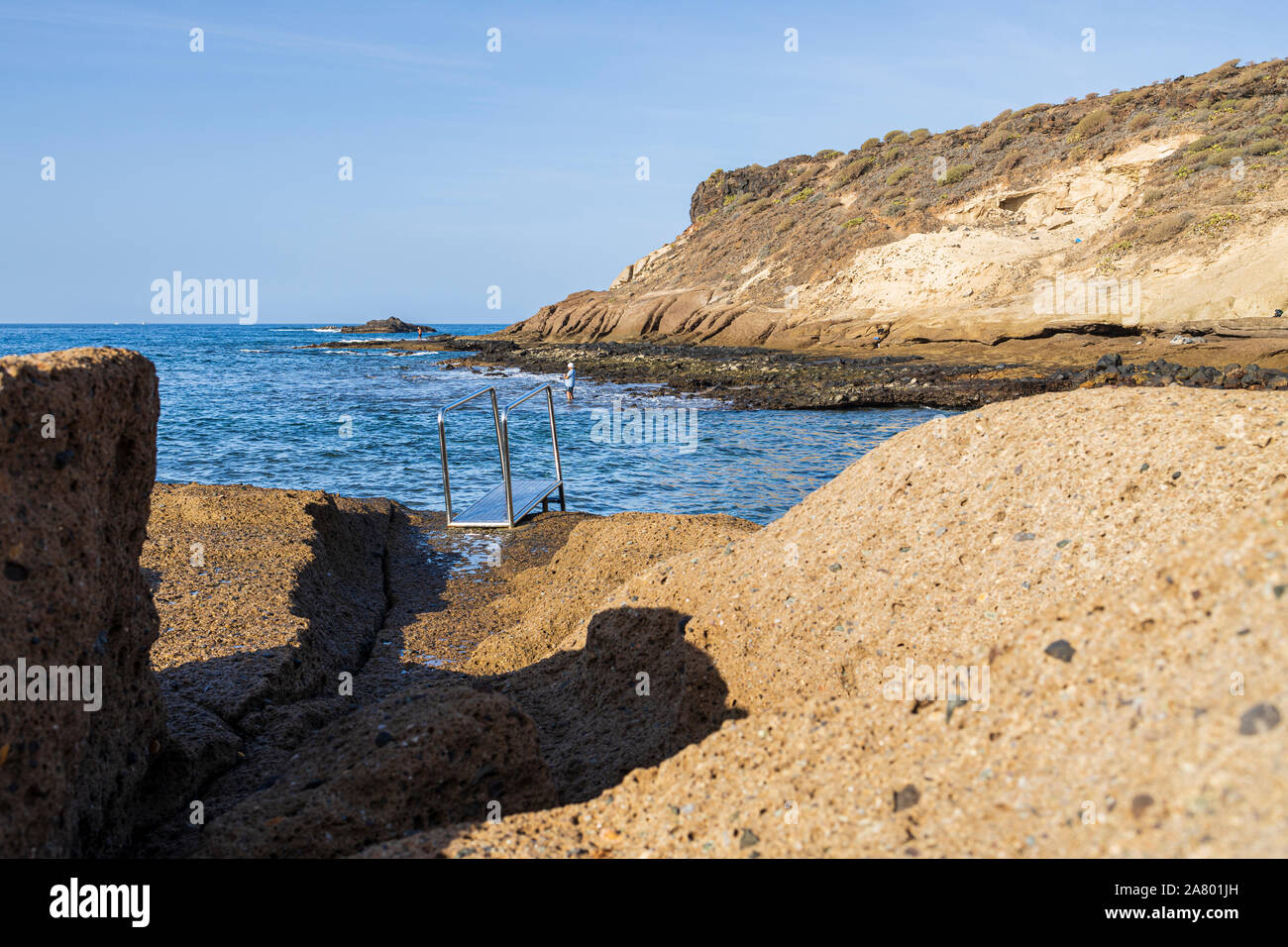 Pesca al largo le rocce nelle prime ore del mattino presso La Caleta, Costa Adeje, Tenerife, Isole Canarie, Spagna Foto Stock
