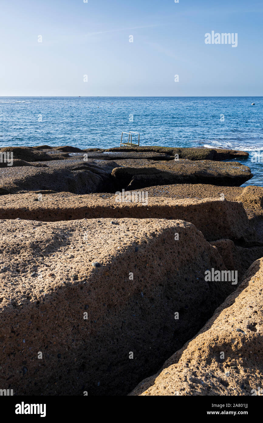 Lungomare roccioso nella prima mattinata a La Caleta, Costa Adeje, Tenerife, Isole Canarie, Spagna Foto Stock