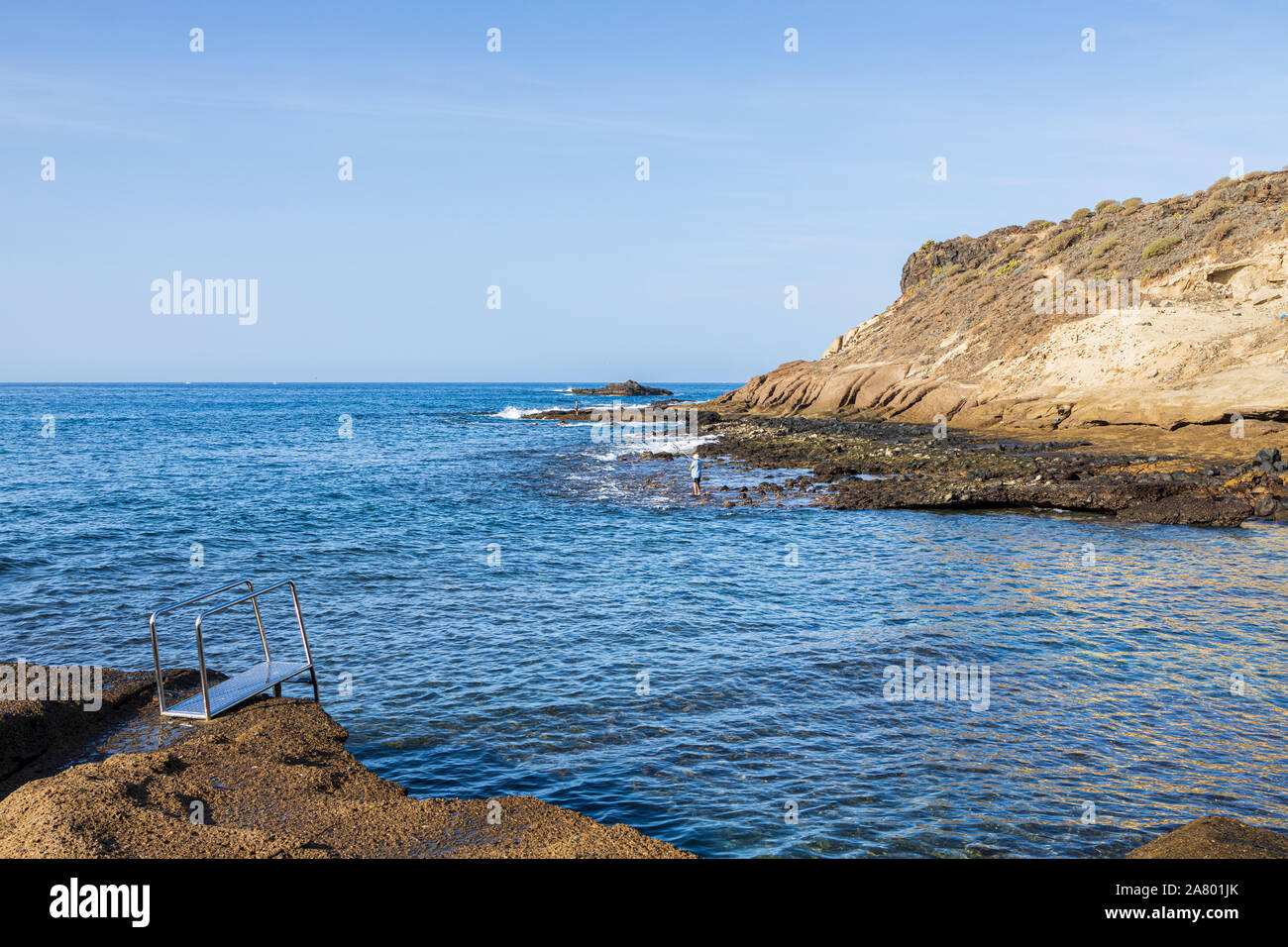 Pesca al largo le rocce nelle prime ore del mattino presso La Caleta, Costa Adeje, Tenerife, Isole Canarie, Spagna Foto Stock