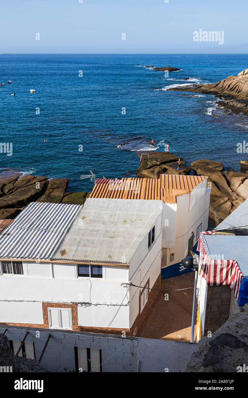 Vista sui tetti di mare in La Caleta, Costa Adeje, Tenerife, Isole Canarie, Spagna Foto Stock