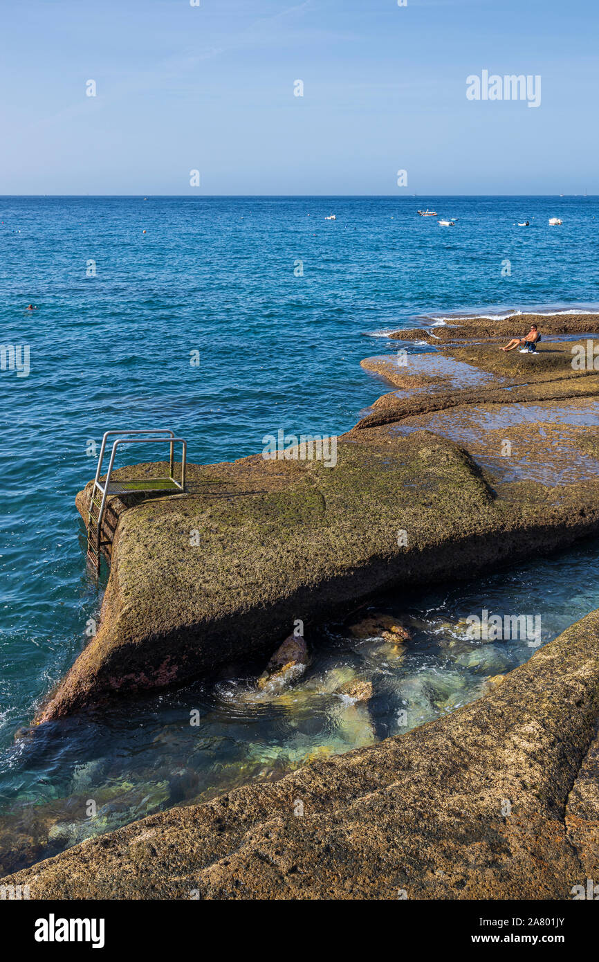 Lungomare roccioso nella prima mattinata a La Caleta, Costa Adeje, Tenerife, Isole Canarie, Spagna Foto Stock