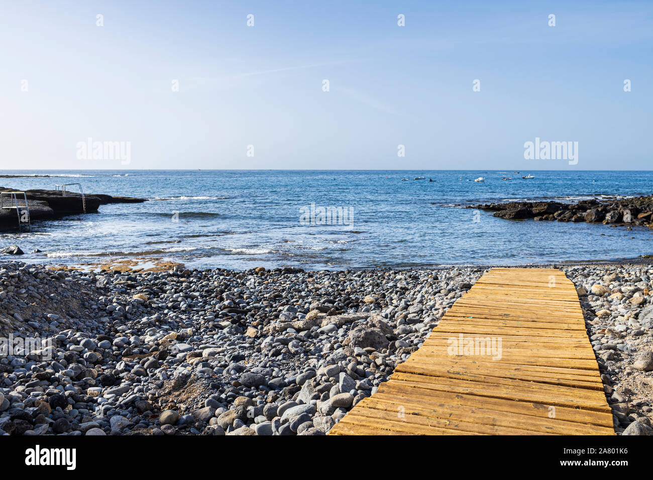 Tavola di legno passerella sulla spiaggia sassosa presso La Caleta, Costa Adeje, Tenerife, Isole Canarie, Spagna Foto Stock