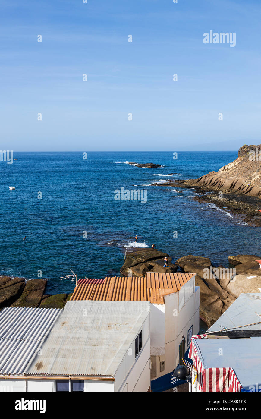 Vista sui tetti di mare in La Caleta, Costa Adeje, Tenerife, Isole Canarie, Spagna Foto Stock