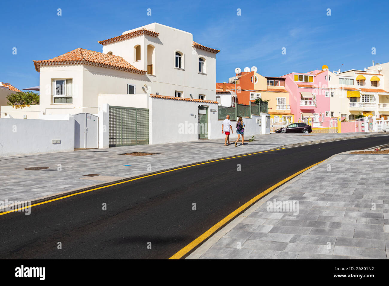 Nuova costruzione alloggiamento multicolore in La Caleta, Costa Adeje, Tenerife, Isole Canarie, Spagna Foto Stock