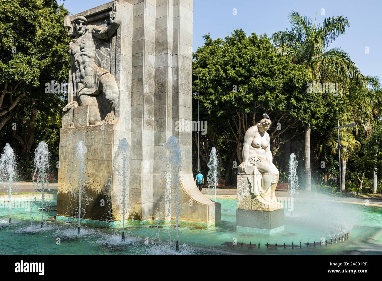 Funzione acqua monumento con statue in Parque Parco Garcia Sanabria in Santa Cruz de Tenerife, Isole Canarie, Spagna Foto Stock