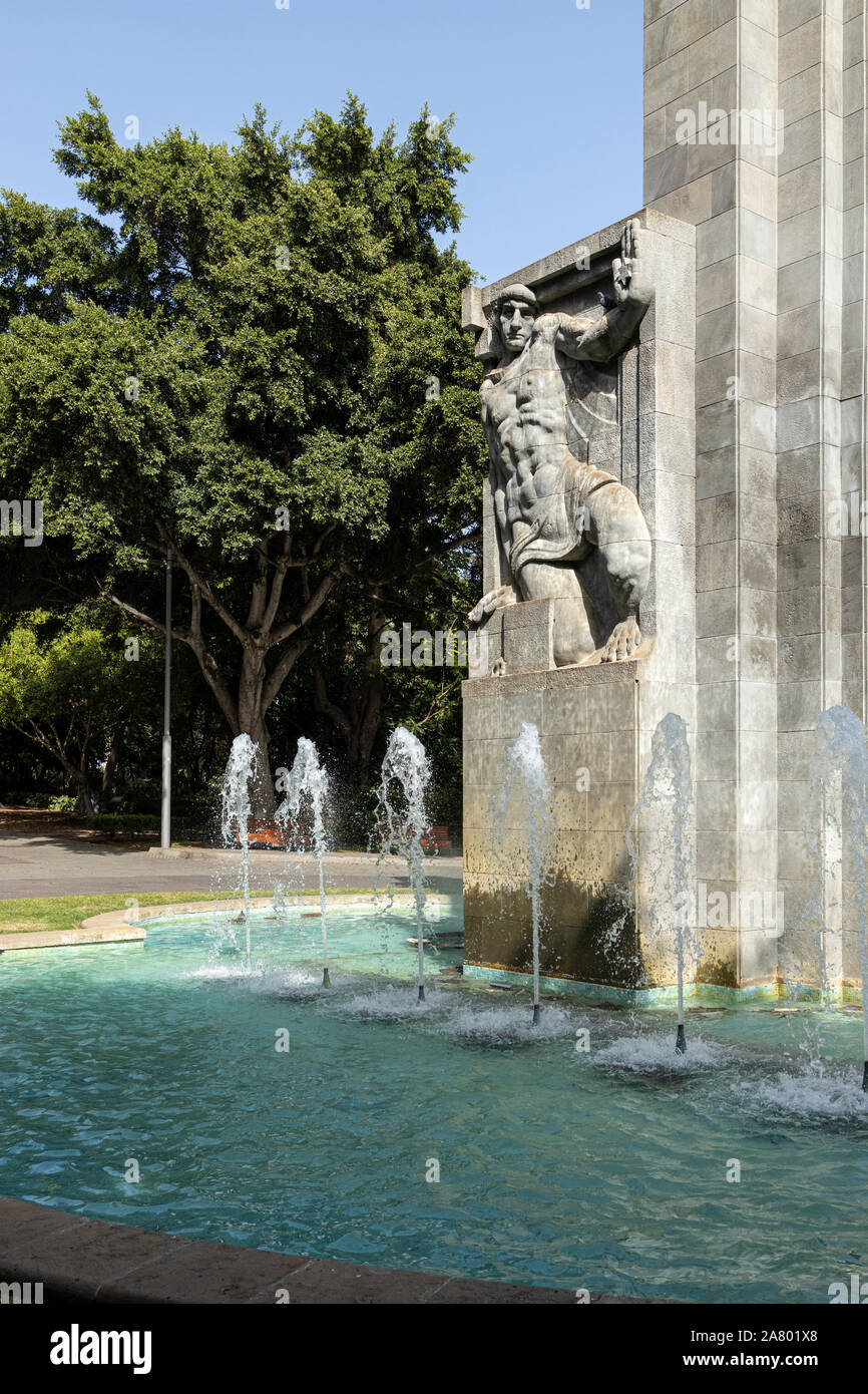 Funzione acqua monumento con statue in Parque Parco Garcia Sanabria in Santa Cruz de Tenerife, Isole Canarie, Spagna Foto Stock