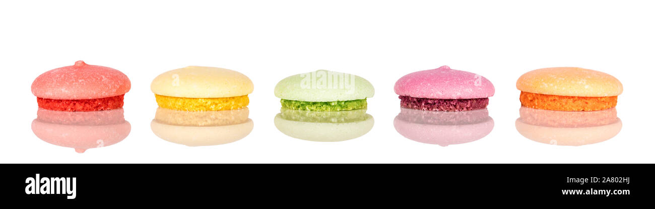 Panorama, varietà di biscotti colorati o macarons, isolato su sfondo bianco Foto Stock