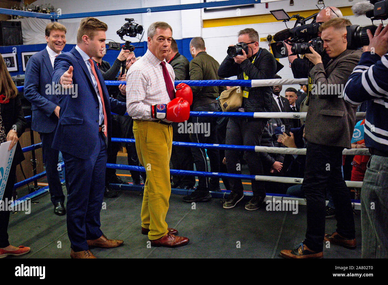 Brexit Party leader Nigel Farage durante una visita a Bolsover Boxing Club vicino a Chesterfield nel Derbyshire. Foto Stock