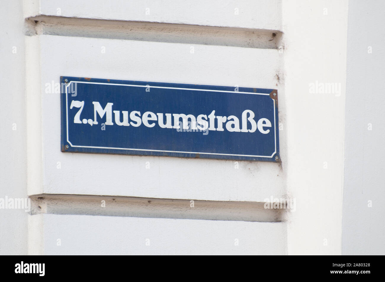 Strada segno sulla facciata di un edificio nel quartiere Museumstrasse 7, Vienna, Austria Foto Stock