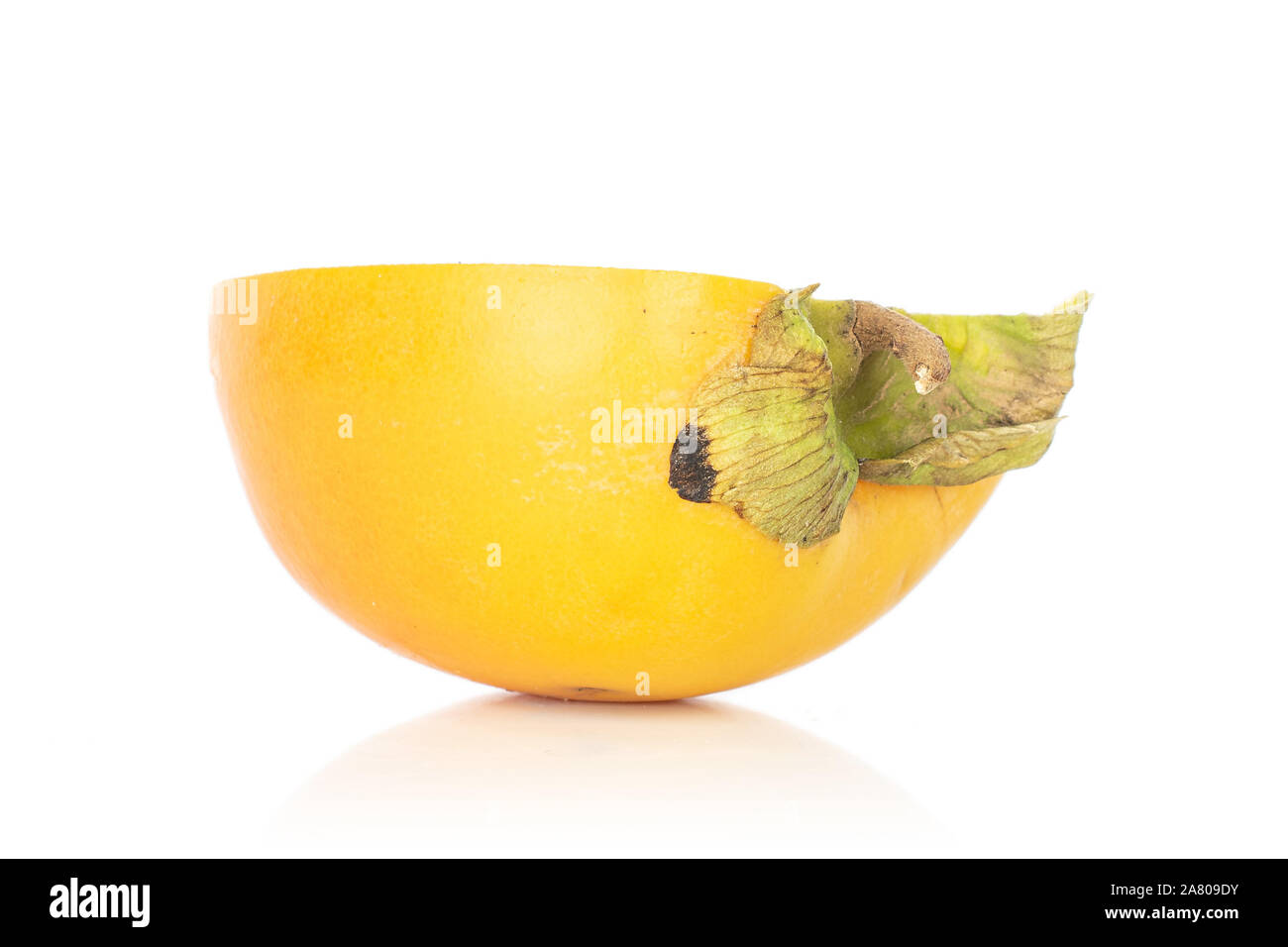 Una metà di arancio dolce persimmon isolati su sfondo bianco Foto Stock