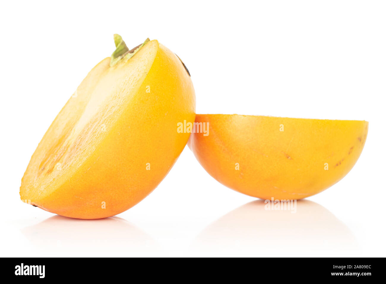 Gruppo di due metà di arancio dolce persimmon isolati su sfondo bianco Foto Stock