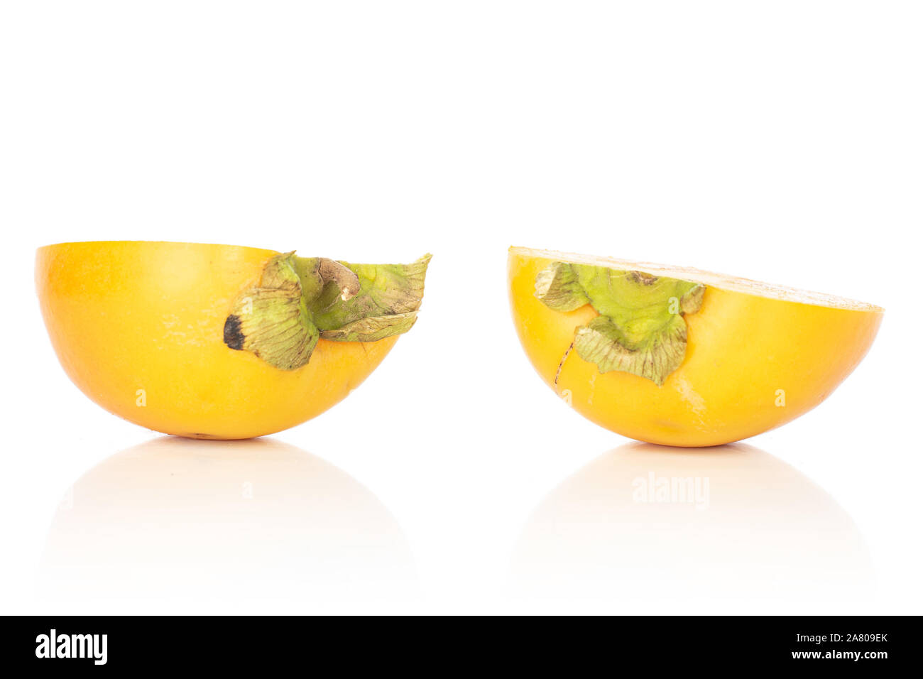 Gruppo di due metà di arancio dolce persimmon isolati su sfondo bianco Foto Stock
