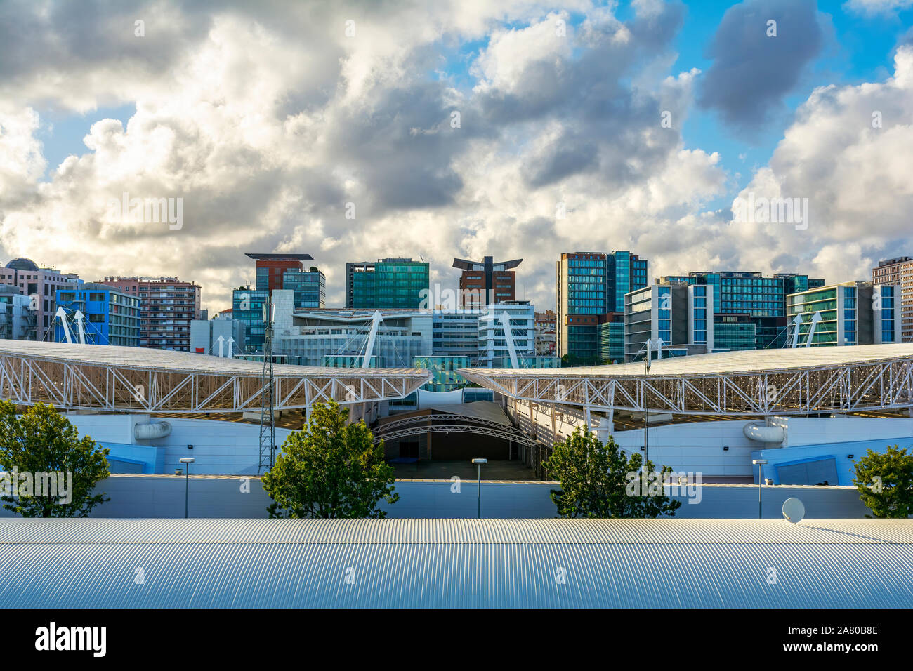 Lo skyline di Lisbona sulla riva del fiume Tago attraverso Olivais Dock, Parque das Nacoes (Parco delle nazioni), Portogallo Foto Stock