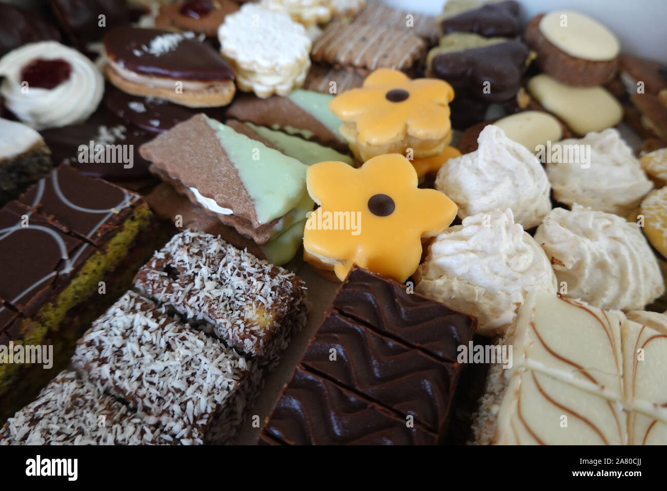 Vari fatti in casa austriaca tradizionale pasticceria biscotti i biscotti per Natale, Wedding, compleanno, festa si trovano in una scatola Foto Stock