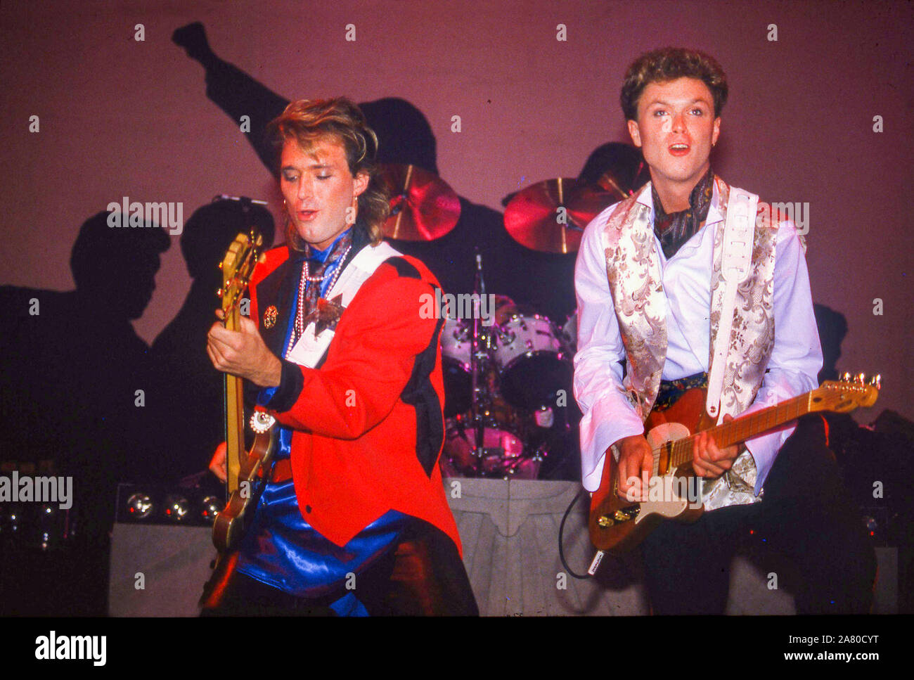 Spandau Ballet in scena a Londra 1985:Martin Kemp,sinistra e Gary Kemp Foto Stock