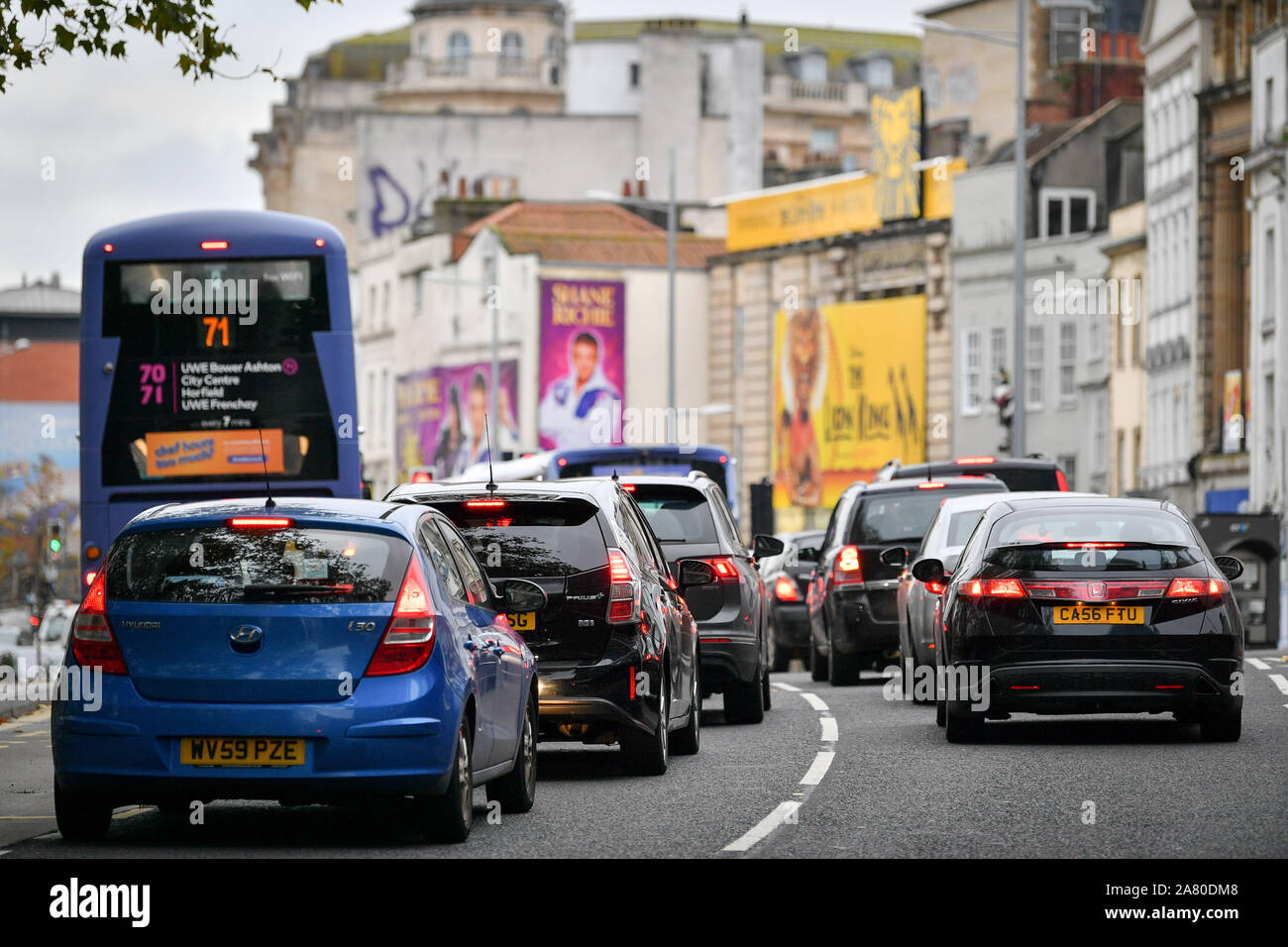 Code di traffico in St Augustine's Parade nel centro di Bristol, Poiché Bristol potrebbe diventare la prima città del Regno Unito ad introdurre un divieto sui veicoli diesel per migliorare la qualità dell'aria, dopo un voto del gabinetto del consiglio, al quale viene chiesto di approvare la proposta relativa alla zona pulita in una riunione del 5 novembre. Foto Stock
