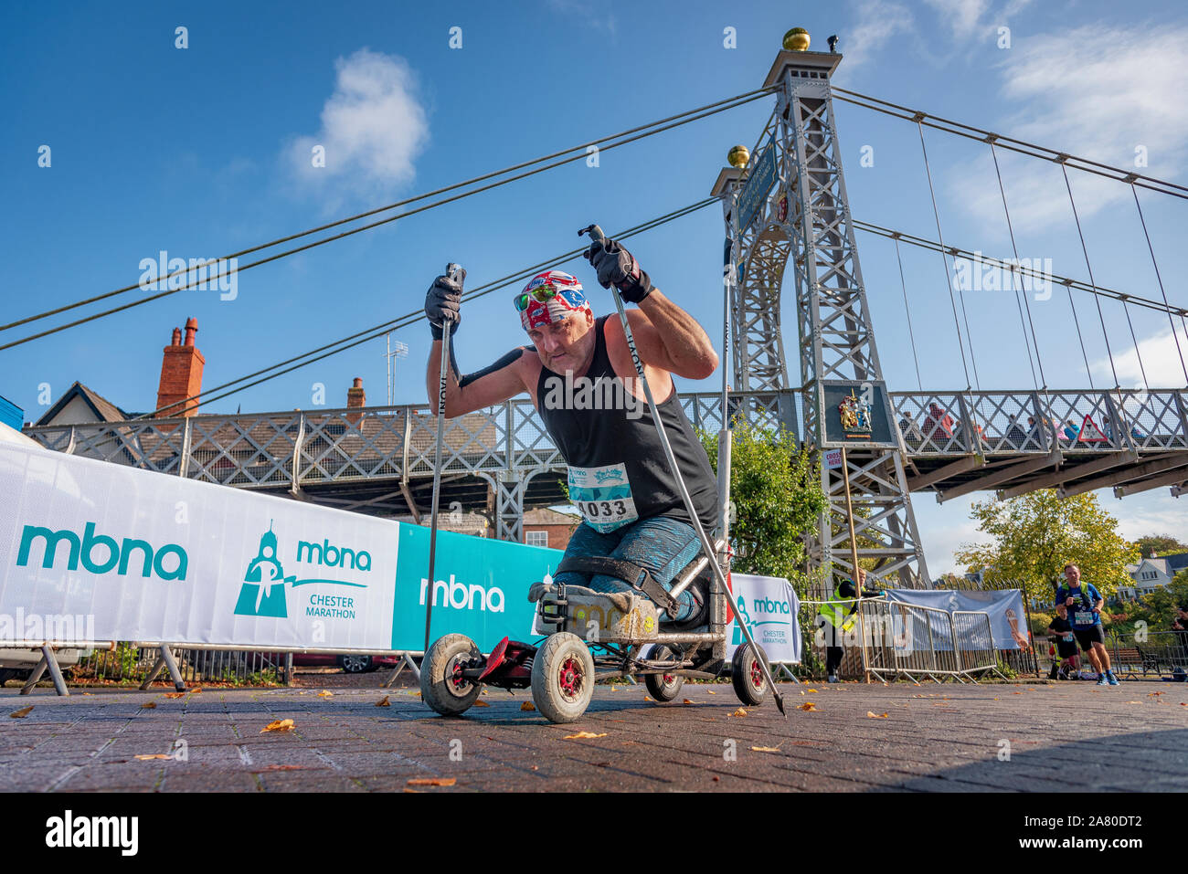 Maratona di uomo su sedia a rotelle. Foto Stock