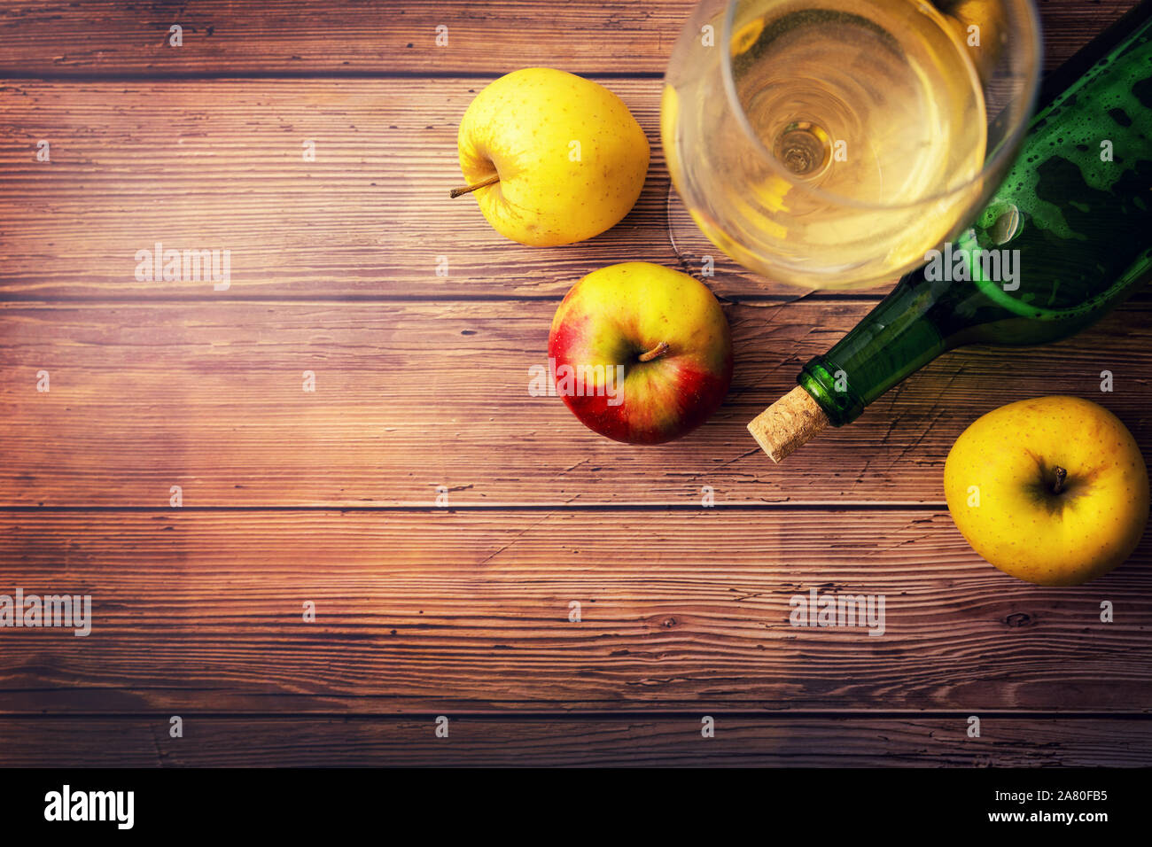 In casa vino di mele o di sidro di mele su sfondo di legno con spazio di copia Foto Stock