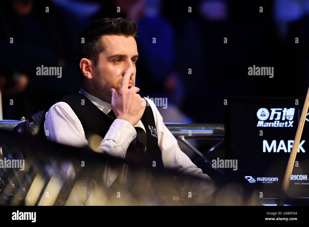 COVENTRY, Regno Unito. 05 Nov, 2019. Mark Selby vs Yan Bingtao durante il giorno 2 del gruppo semi finali del 2019 ManBetx campione dei campioni al Ricoh Arena Martedì, Novembre 05, 2019 a Coventry in Inghilterra. Credito: Taka G Wu/Alamy Live News Foto Stock