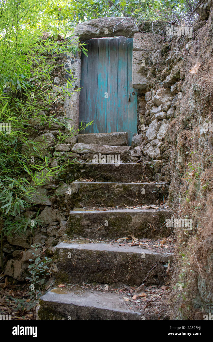 Ingresso di una casa abbandonata a mylopotamos citera Foto Stock