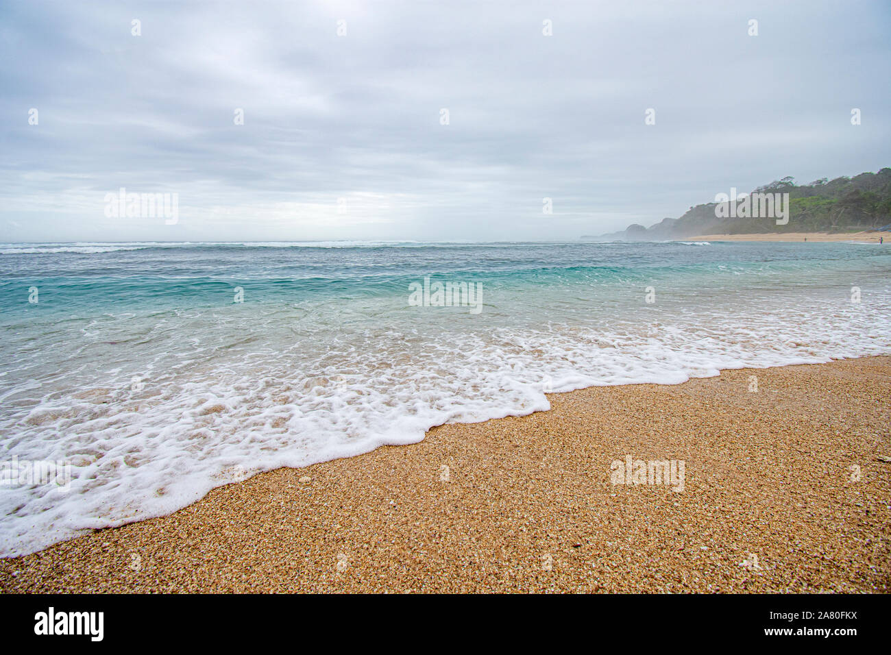 Bellissima spiaggia con sabbia marrone Foto Stock