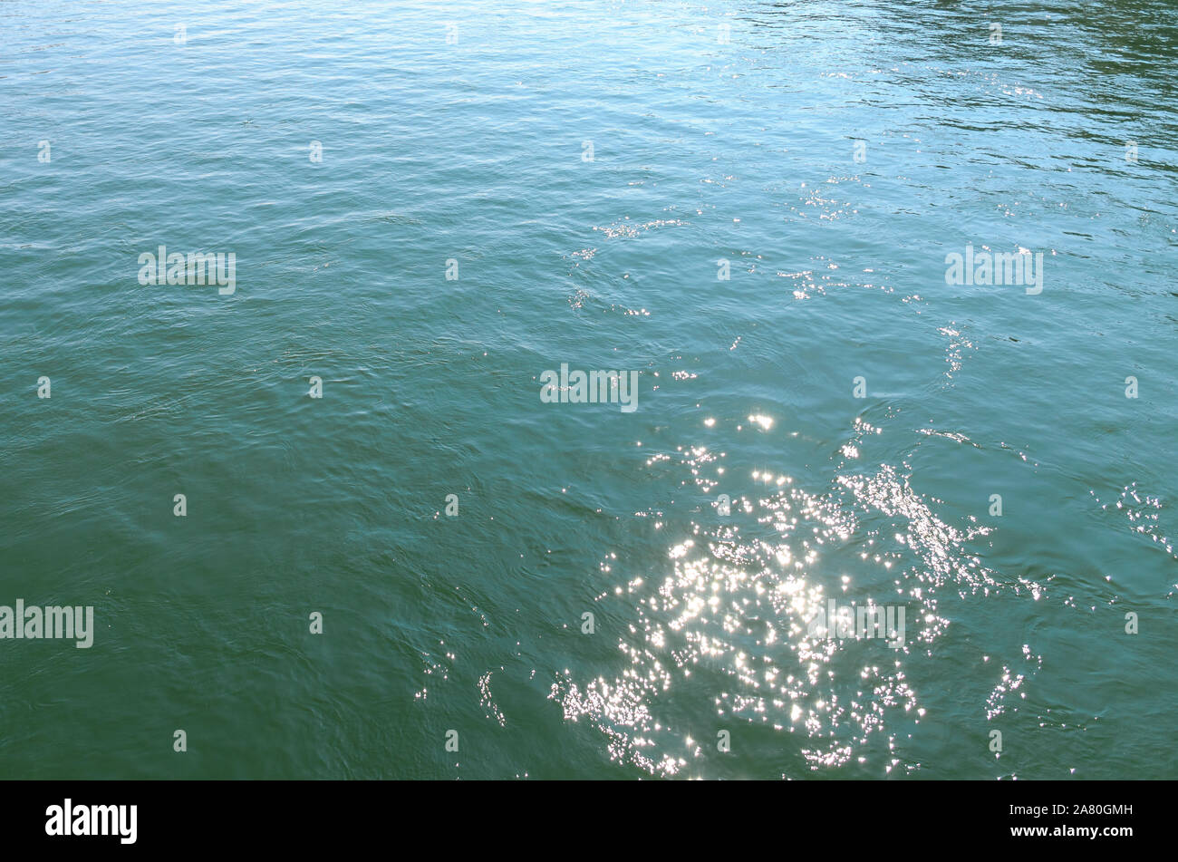 Texture di sfondo dei vini spumanti acqua increspata in un fiume con riflessi di luce solare causando i riflessi Foto Stock