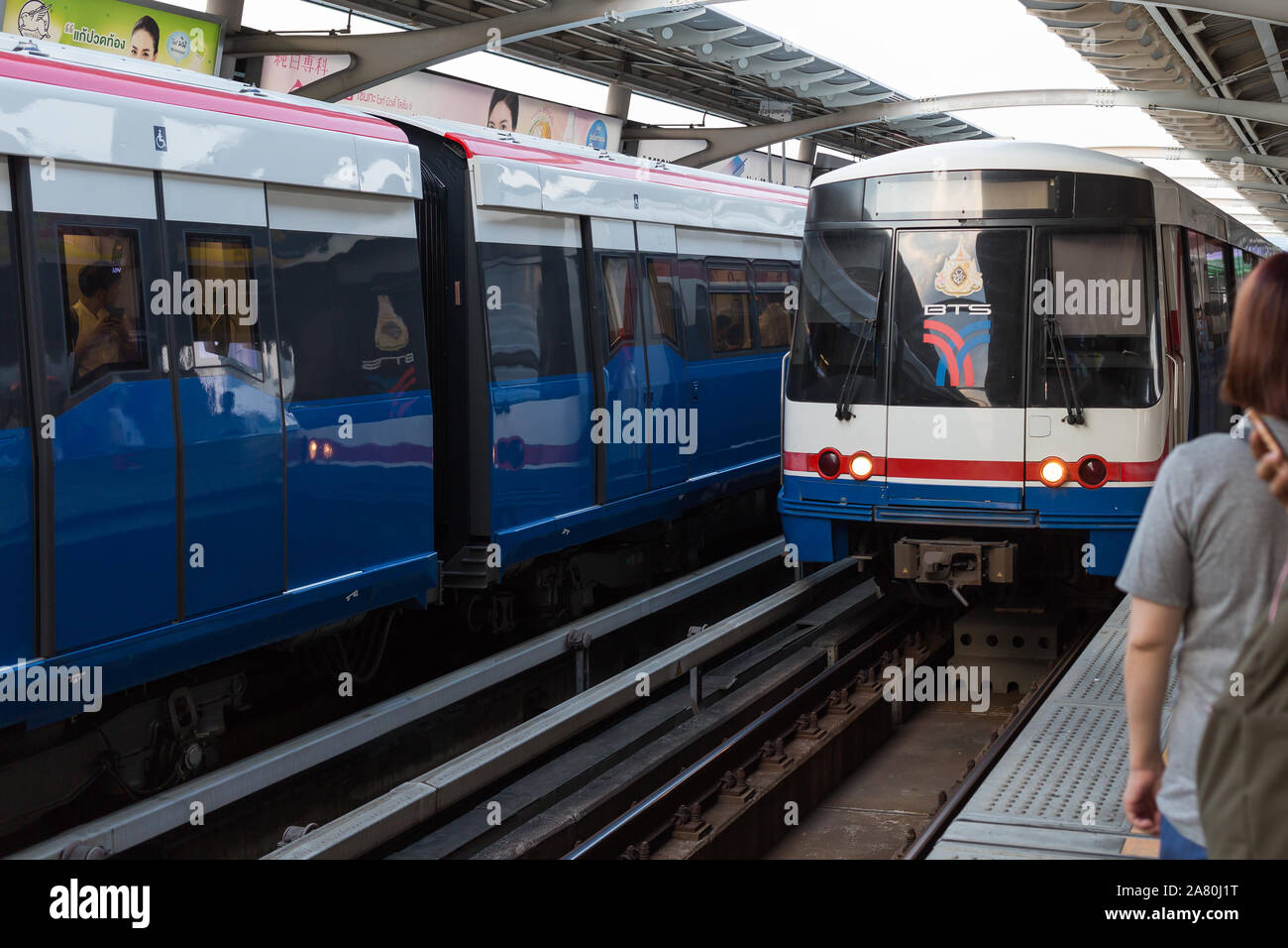 La stazione BTS i mezzi di trasporto pubblici Stazione ferroviaria di Bangkok in Thailandia con due treni in stazione Foto Stock